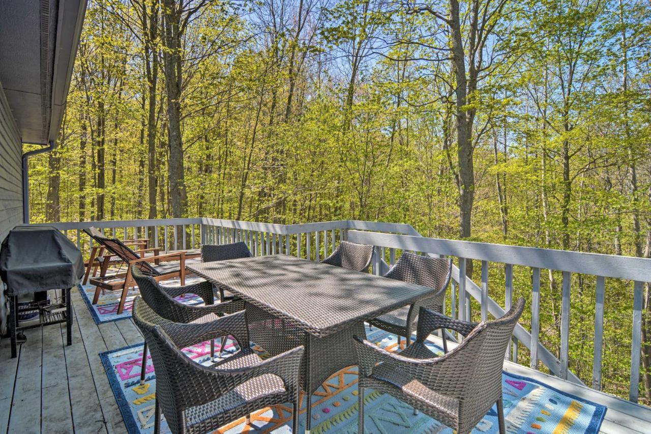 Resort-Style Harbor Springs Home With 2 Decks! Exteriör bild