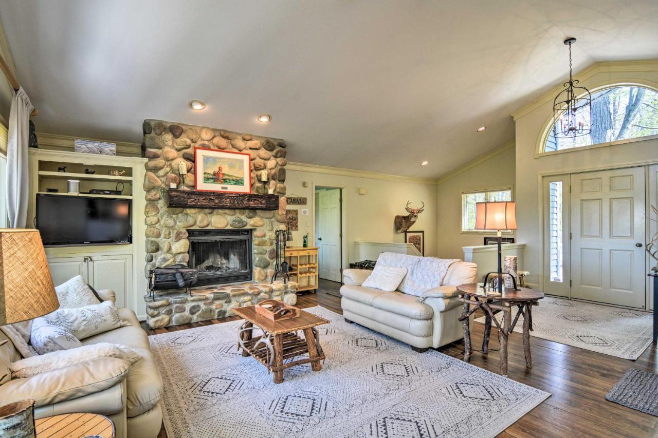 Resort-Style Harbor Springs Home With 2 Decks! Exteriör bild
