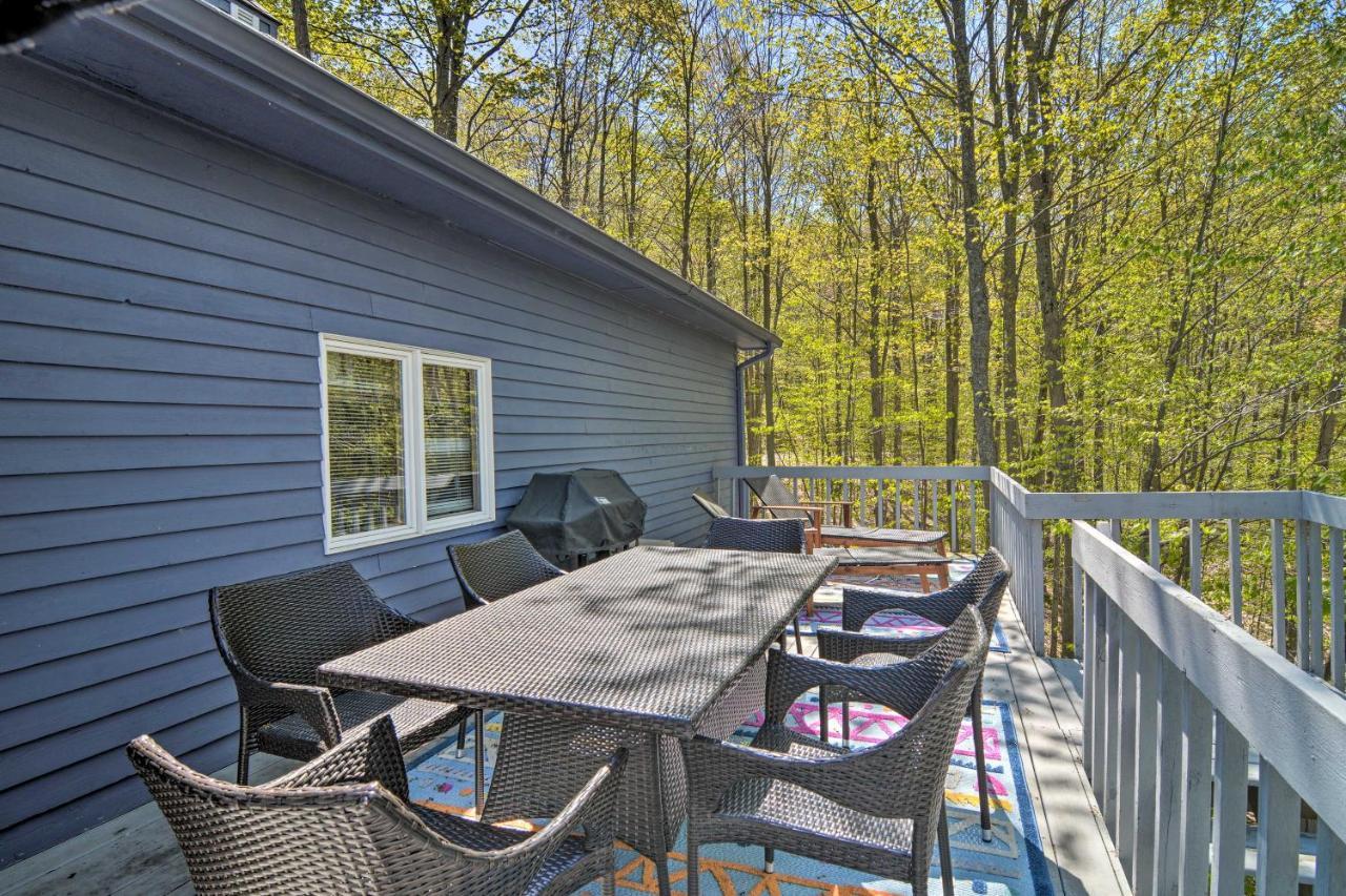Resort-Style Harbor Springs Home With 2 Decks! Exteriör bild