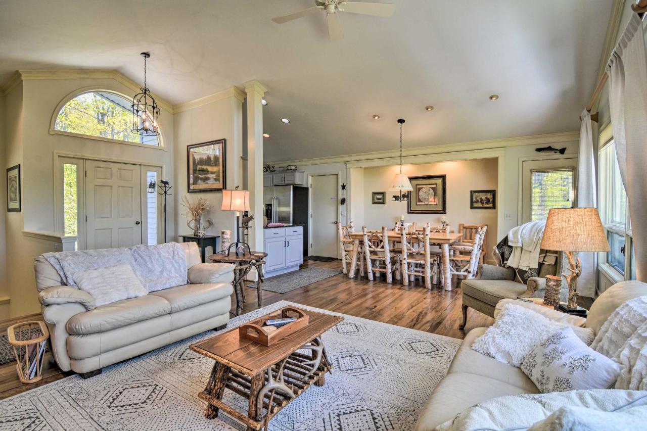 Resort-Style Harbor Springs Home With 2 Decks! Exteriör bild