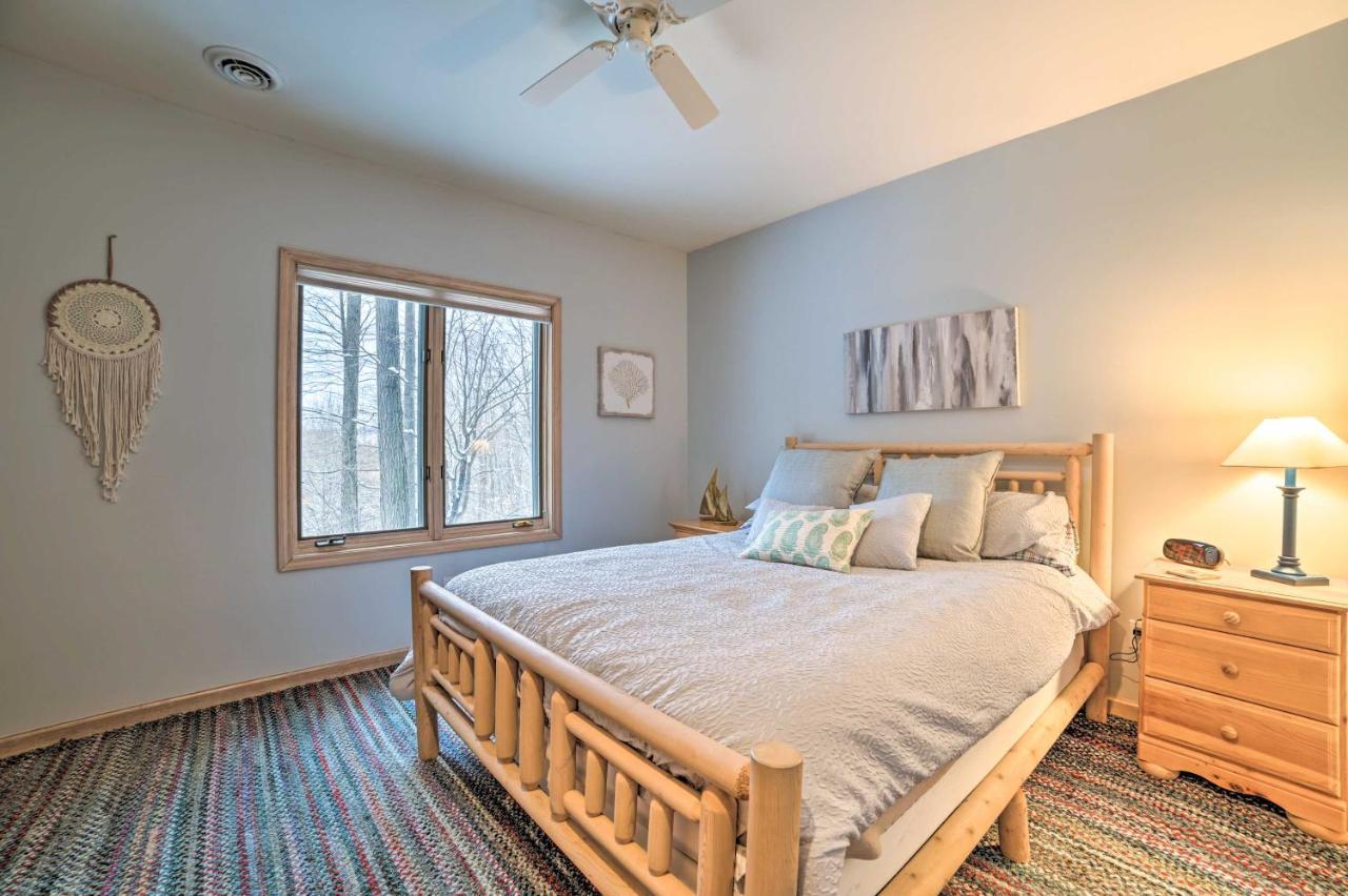 Resort-Style Harbor Springs Home With 2 Decks! Exteriör bild