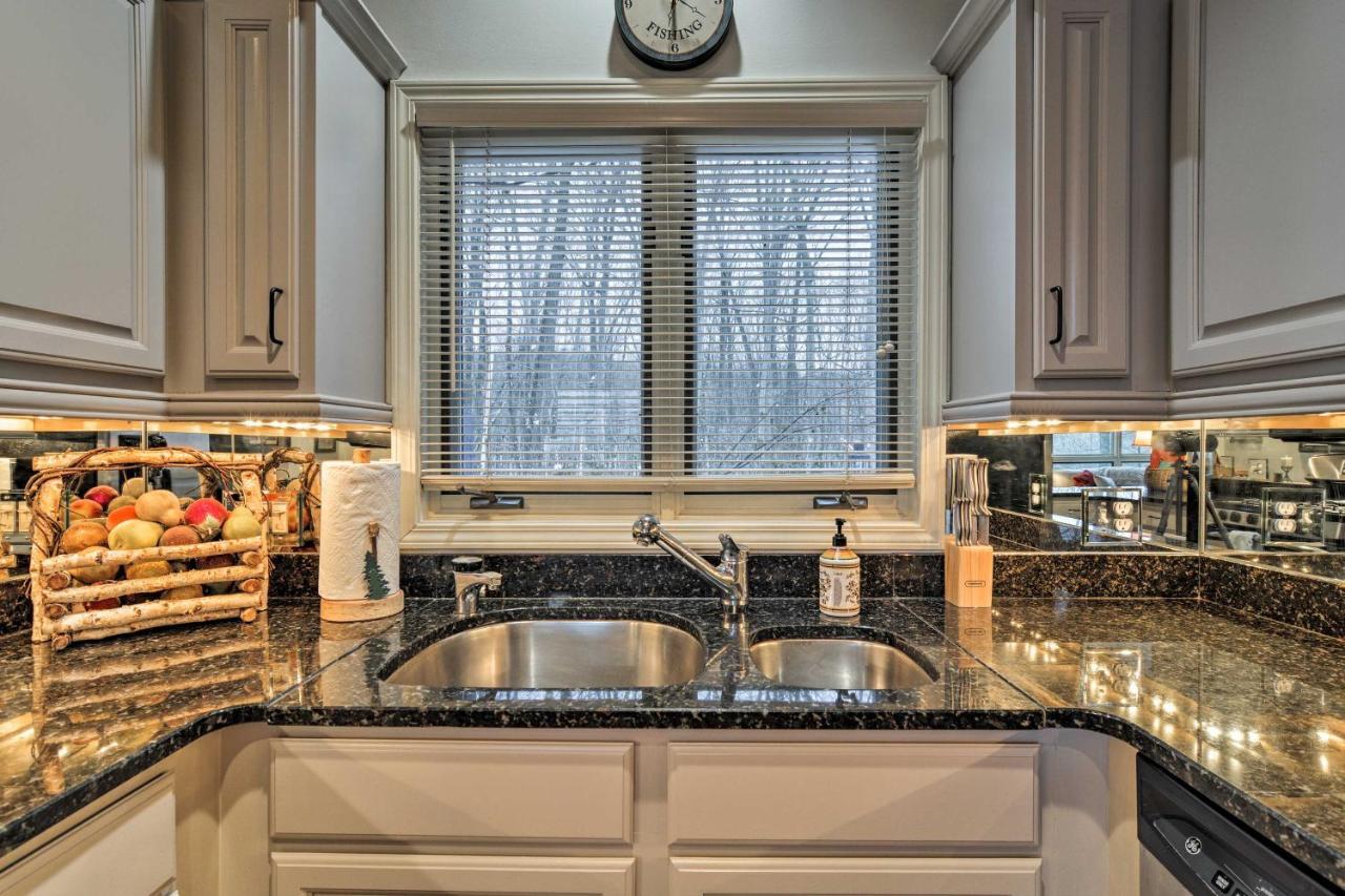 Resort-Style Harbor Springs Home With 2 Decks! Exteriör bild