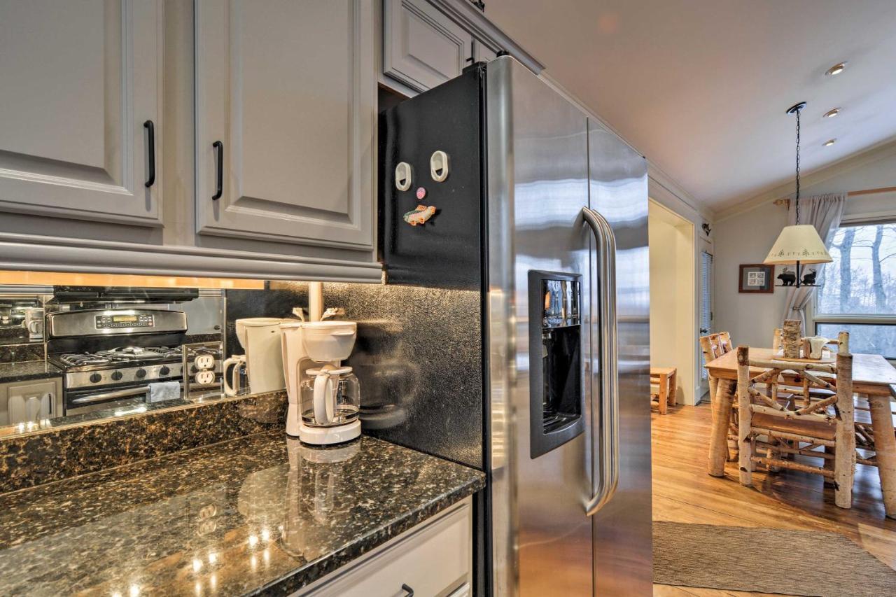 Resort-Style Harbor Springs Home With 2 Decks! Exteriör bild
