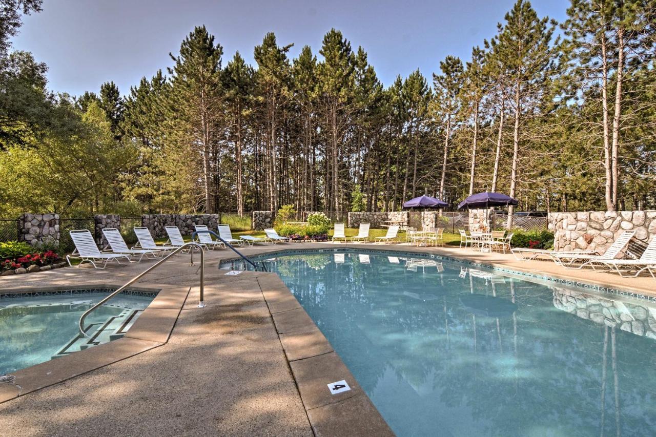 Resort-Style Harbor Springs Home With 2 Decks! Exteriör bild