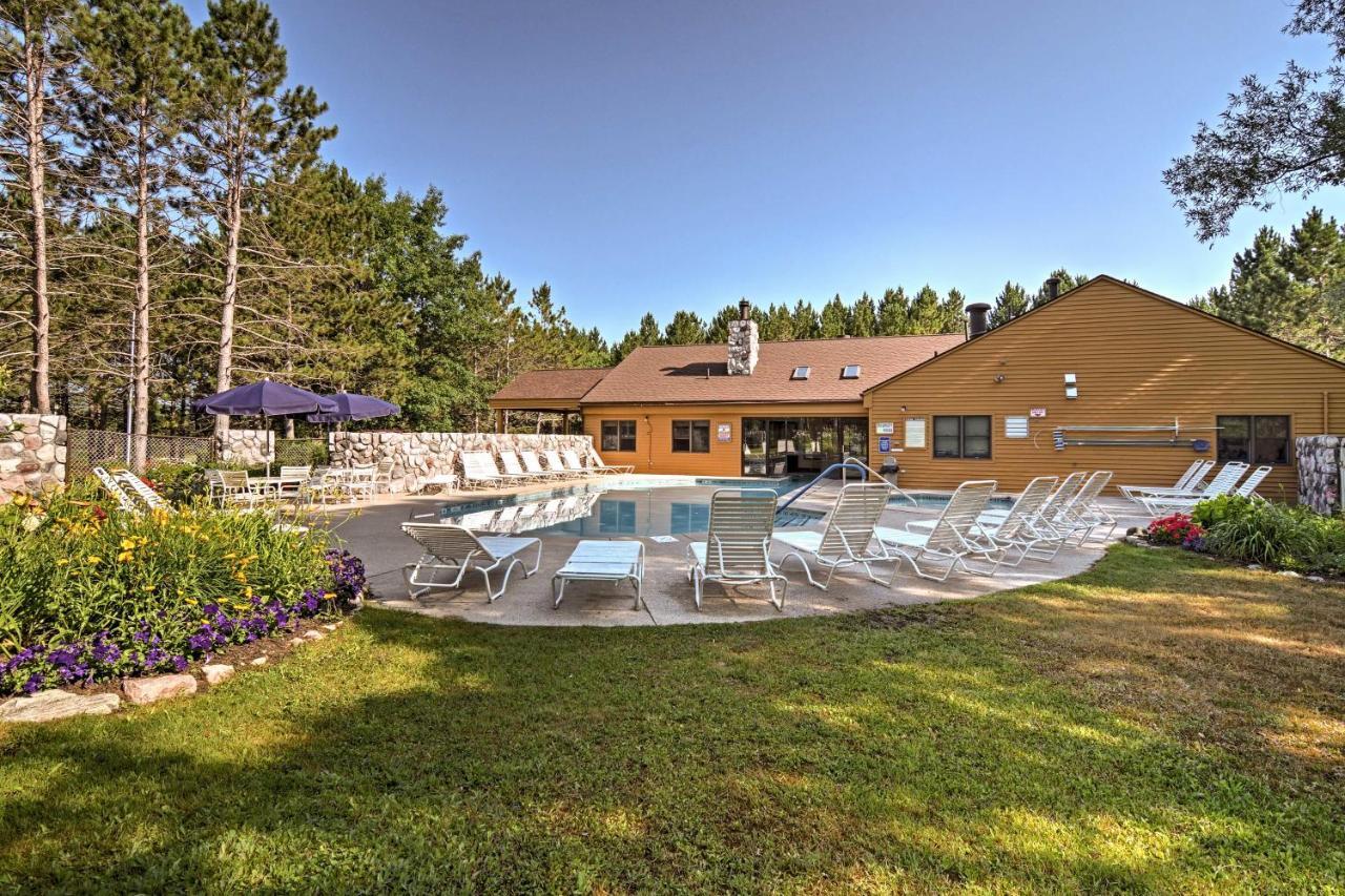 Resort-Style Harbor Springs Home With 2 Decks! Exteriör bild